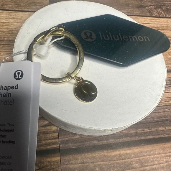 Lululemon Diamond Shaped Hotel Keychain NWT ONE SIZE (SMTL/GOLD) - Picture 3 of 9